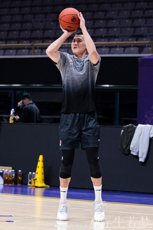 北控男篮发布赛前场地训练图集:紫禁勇士今晚征战赛场 北控男篮发布赛前场地训练图集:紫禁勇士今晚征战赛场