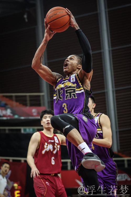 北控男篮发布赛前场地训练图集:紫禁勇士今晚征战赛场 北控男篮发布赛前场地训练图集:紫禁勇士今晚征战赛场